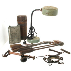 Lot comprenant une ancienne lampe d'atel