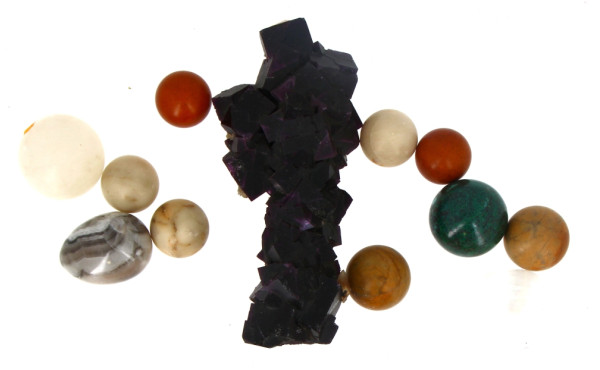 Fluorite violet foncé, L 27,5 cm : on y 