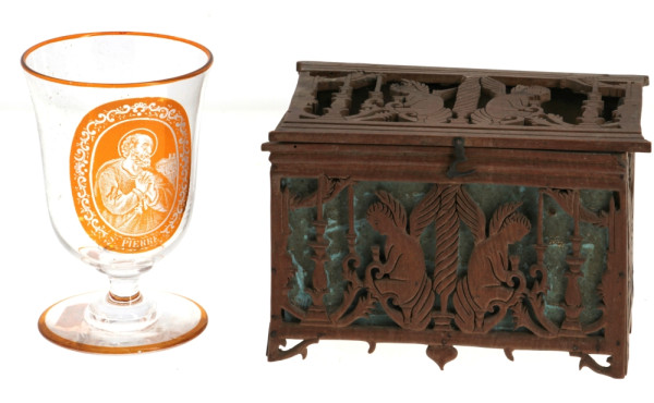 Coffret ancien en bois découpé à décor d