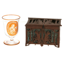 Coffret ancien en bois découpé à décor d