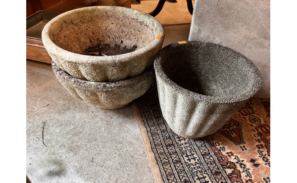 3 pots de jardin dont une paire en pierr