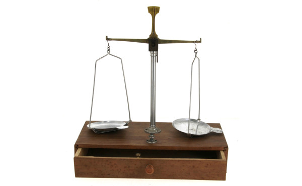Balance de précision reposant sur socle 