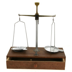Balance de précision reposant sur socle 