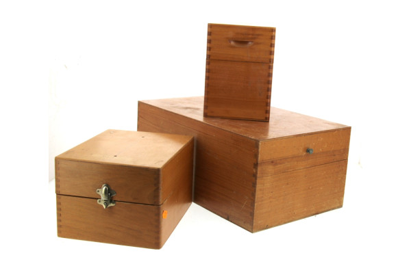 3 coffrets en bois clair pour le rangeme