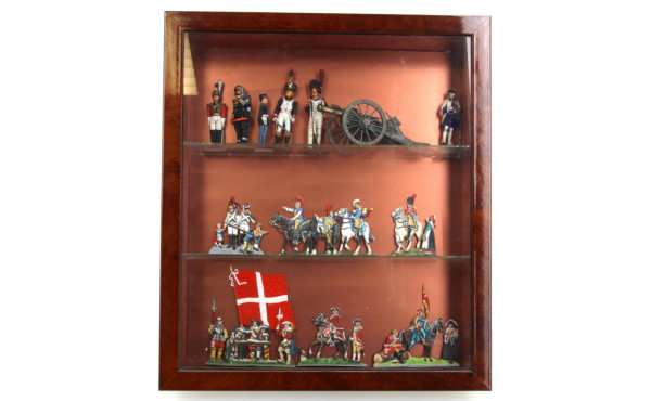 Vitrine contenant des figurines plats d'