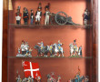 Vitrine contenant des figurines plats d'