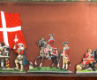 Vitrine contenant des figurines plats d'