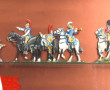Vitrine contenant des figurines plats d'