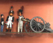 Vitrine contenant des figurines plats d'