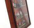 Vitrine contenant des figurines plats d'