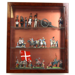 Vitrine contenant des figurines plats d'