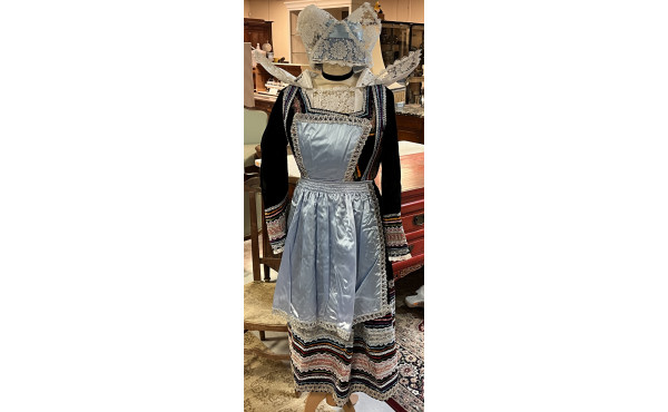 Costume de femme de Pont Aven vers 1980 