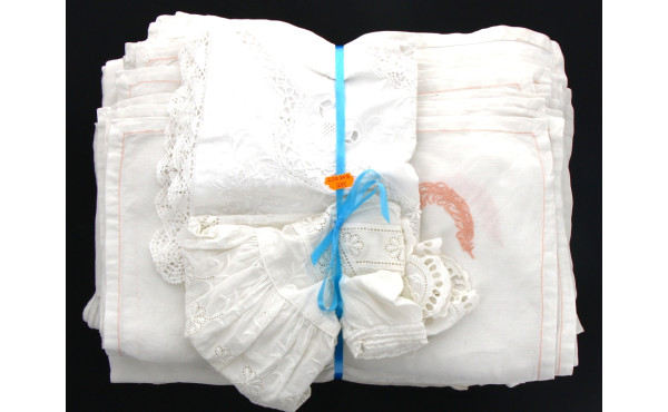 Lot de linge comprenant 3 draps dont 2 b