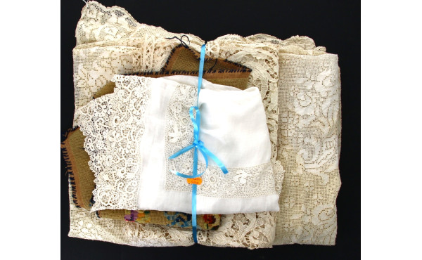 Grande nappe ancienne à décor d'oiseaux 