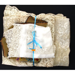 Grande nappe ancienne à décor d'oiseaux 