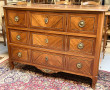 Commode ancienne en noyer et placage, fi