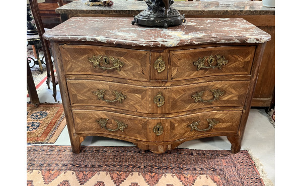 Commode XVIIIème en placage, ouvrant à 3