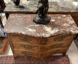 Commode XVIIIème en placage, ouvrant à 3