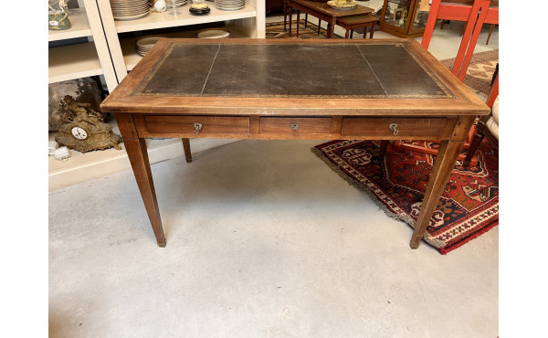 Bureau plat, plateau gainé de cuir, ouvr