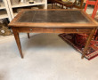 Bureau plat, plateau gainé de cuir, ouvr