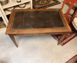 Bureau plat, plateau gainé de cuir, ouvr