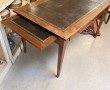 Bureau plat, plateau gainé de cuir, ouvr