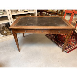 Bureau plat, plateau gainé de cuir, ouvr