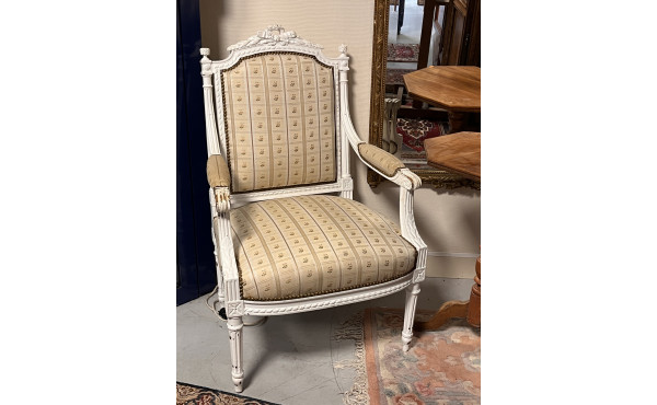 Deux fauteuils de style Louis XVI, en bo