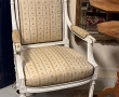 Deux fauteuils de style Louis XVI, en bo