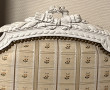 Deux fauteuils de style Louis XVI, en bo