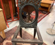 Châssis de chaise médaillon en bois fonc