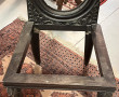 Châssis de chaise médaillon en bois fonc