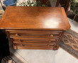 Commode en bois mouluré, travail françai