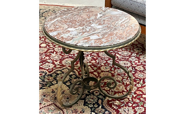 Petite table basse à plateau rond vers 1
