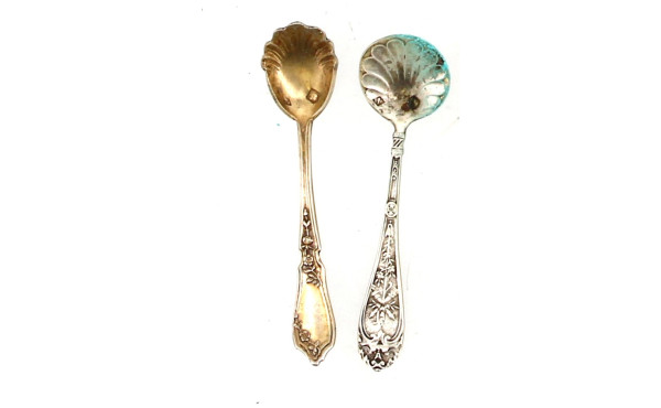 Deux petites cuillères à sel en argent, 