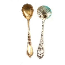 Deux petites cuillères à sel en argent, 