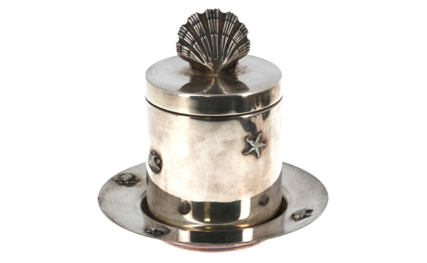 Pot couvert sur soucoupe en métal argent
