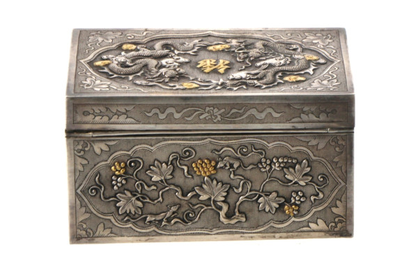 Coffret asiatique en argent à décor de d