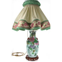 CHINE - Beau vase en porcelaine à décor 