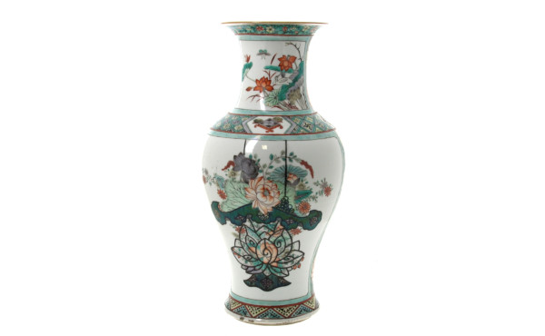 CHINE - Vase balustre en porcelaine, Fam