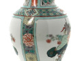 CHINE - Vase balustre en porcelaine, Fam