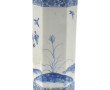 CHINE - Vase à pans coupés en porcelaine