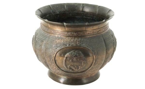 Cache-pot asiatique en métal travaillé à