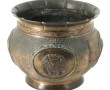 Cache-pot asiatique en métal travaillé à