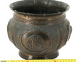 Cache-pot asiatique en métal travaillé à