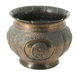 Cache-pot asiatique en métal travaillé à