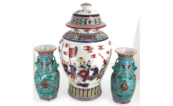 Paire de vases en porcelaine décor flora