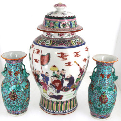 Paire de vases en porcelaine décor flora