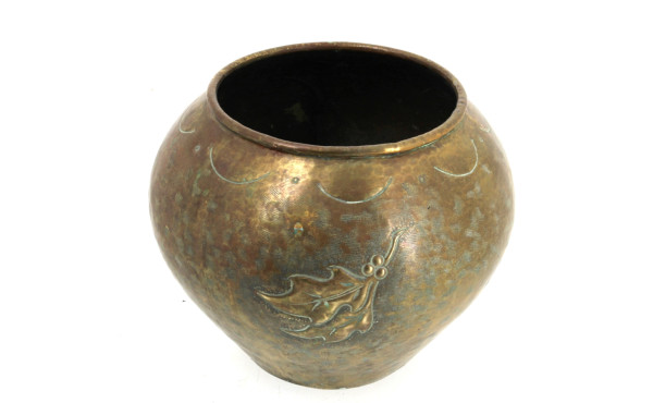 Pot en cuivre martelé, basque, à décor d