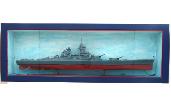 Maquette du cuirassé Richelieu sous vitr
